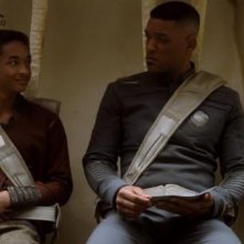 Will Smith con il figlio Jaden Smith in una scena del post apocalittico After Earth