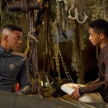 Will Smith insieme al figlio Jaden Smith in una scena del post apocalittico After Earth