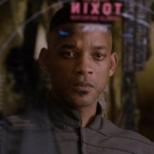 Will Smith nei panni di Cypher in una scena del post apocalittico After Earth