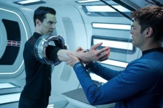 Benedict Cumberbatch, perquisito in una scena di Into Darkness - Star Trek