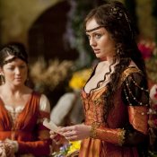 Da Vinci S Demons Laura Haddock Legge Il Biglietto Inviatole Da Leonardo Una Scena Della Serie 271439