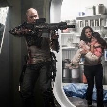 Elysium: Matt Damon e Alice Braga in un drammatico momento del film
