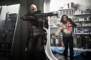 Elysium: Matt Damon e Alice Braga in un drammatico momento del film