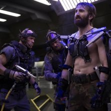 Elysium: Sharlto Copley circondato da soldati