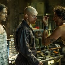 Elysium: Wagner Moura, Matt Damon e Diego Luna in una scena del film