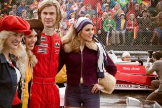 Rush: Chris Hemsworth circondato da belle ragazze sulla pista