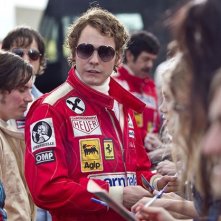 Rush: Daniel Bruhl con gli occhiali da sole nei panni di Niki Lauda