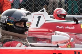 Rush: Daniel Bruhl e Chris Hemsworth si tengono d'occhio prima della partenza