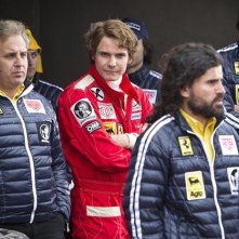 Rush: Daniel Bruhl nei panni di Niki Lauda insieme al suo team