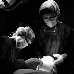The Gerber Syndrome: una scena in b/n tratta dal film diretto da Maxì Dejoie