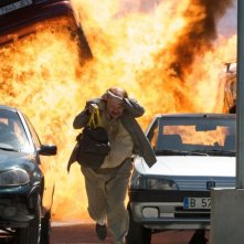Torrente - Il braccio idiota della legge: Santiago Segura si mette in salvo da un'esplosione in una scena del film