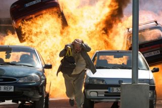 Torrente - Il braccio idiota della legge: Santiago Segura si mette in salvo da un'esplosione in una scena del film