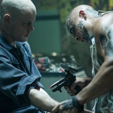 Un'immagine di Matt Damon mentre si prepara alla missione su Elysium