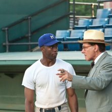 Chadwick Boseman con Harrison Ford in 42: una sequenza della pellicola