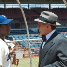 Chadwick Boseman con Harrison Ford nel film 42