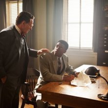 Chadwick Boseman in una foto di scena con Harrison Ford nel film 42