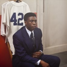 Chadwick Boseman	nel film 42, accanto alla sua maglia sportiva