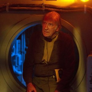 David Warner durante una scena dell'episodio Cold War, settima stagione di Doctor Who