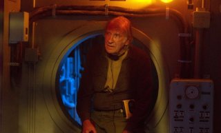 David Warner durante una scena dell'episodio Cold War, settima stagione di Doctor Who