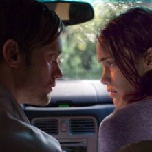 Disconnect: Alexander Skarsgård accanto a Paula Patton in una scena del film