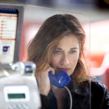Emmanuelle Devos al telefono in una scena de Le temps de l'aventure