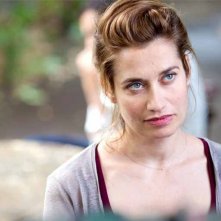 Emmanuelle Devos è Alix in Le temps de l'aventure