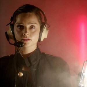 Jenna-Louise Coleman in una scena dell'episodio Cold War, settima stagione di Doctor Who