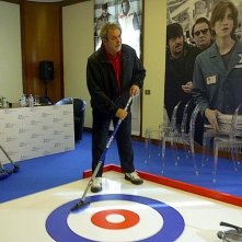 La Mossa Del Pinguino Ennio Fantastichini Istruisce I Giornalisti Sul Curling Durante La Conferenza  271561