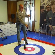 La Mossa Del Pinguino Il Regista Del Film Claudio Amendola In Posa Con La Sua Scopa Da Curling Duran 271557