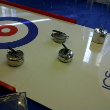 La Mossa Del Pinguino L Improvvisato Campo Da Curling Allestito Per La Conferenza Stampa Del Film 271559