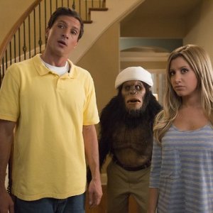 Scary Movie 5: Simon Rex e Ashley Tisdale in una scena del film