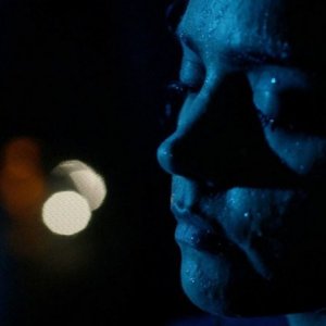 Un primo piano di Jenna-Louise Coleman in un'immagine dell'episodio Cold War, settima stagione di Doctor Who
