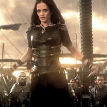 300: Rise of an Empire - Eva Green circondata da soldati