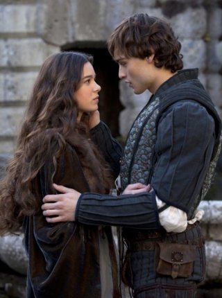 Romeo & Juliet: la prima immagine di Hailee Steinfeld e Douglas Booth
