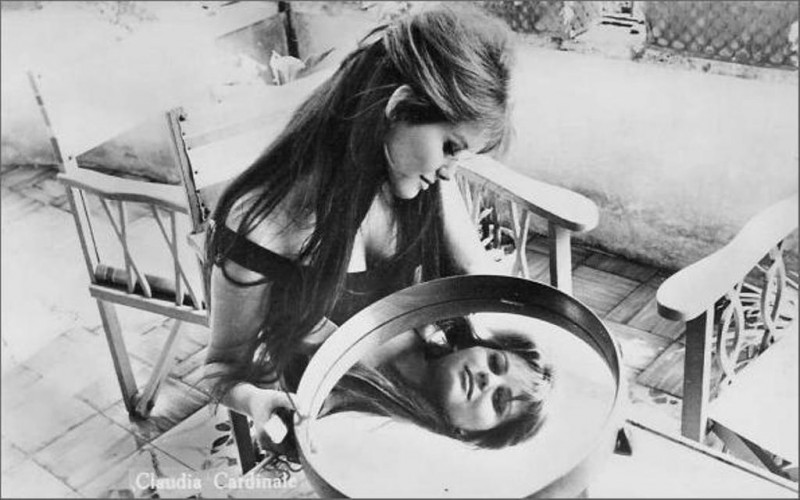 Claudia Cardinale: ritratto allo specchio