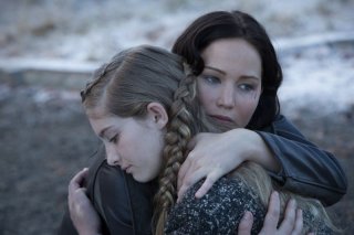 Hunger Games: la ragazza di fuoco, Jennifer Lawrence abbraccia Willow Shields in una scena