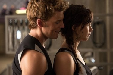 Hunger Games: la ragazza di fuoco, Jennifer Lawrence con Sam Claflin in una scena del film