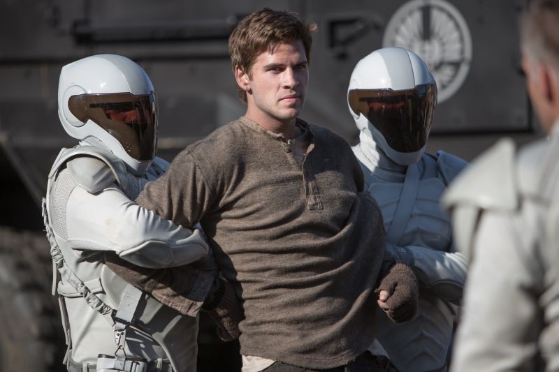 Hunger Games La Ragazza Di Fuoco Liam Hemsworth Trattenuto Da Due Soldati In Una Scena 271752