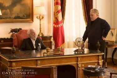 Hunger Games: la ragazza di fuoco - Philip Seymour Hoffman e Donald Sutherland in un'immagine del film