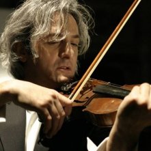 Il sole di Nina: Giovanni Franzoni nei panni del violinista ebreo in una scena