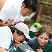 In Another Country: il regista Sang-soo Hong sul set del film con Isabelle Huppert e Yu Jun-Sang