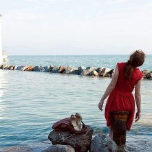 Isabelle Huppert di spalle in un'intensa scena di In Another Country