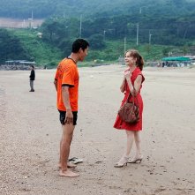 Isabelle Huppert in una scena di In Another Country insieme a Yu Jun-Sang