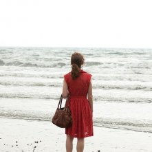 Isabelle Huppert in una suggestiva scena marina di In Another Country