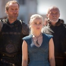 Il trono di spade Iain Glen, Emilia Clarke e Ian McElhinney in una scena di Walk of Punishment