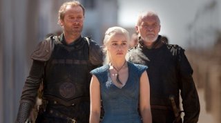Il trono di spade Iain Glen, Emilia Clarke e Ian McElhinney in una scena di Walk of Punishment