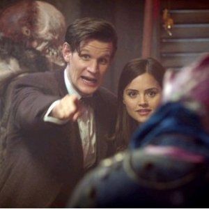 Jenna-Louise Coleman con Matt Smith in un'immagine dell'episodio The Rings of Akhaten, settima stagione di Doctor Who