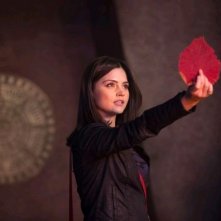 Jenna-Louise Coleman durante una scena dell'episodio The Rings of Akhaten, settima stagione di Doctor Who