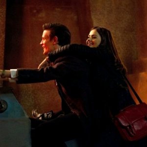Matt Smith insieme a Jenna-Louise Coleman in un'immagine dell'episodio The Rings of Akhaten, settima stagione di Doctor Who