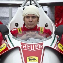 Rush: Daniel Bruhl è Niki Lauda in una scena del film prima di una corsa